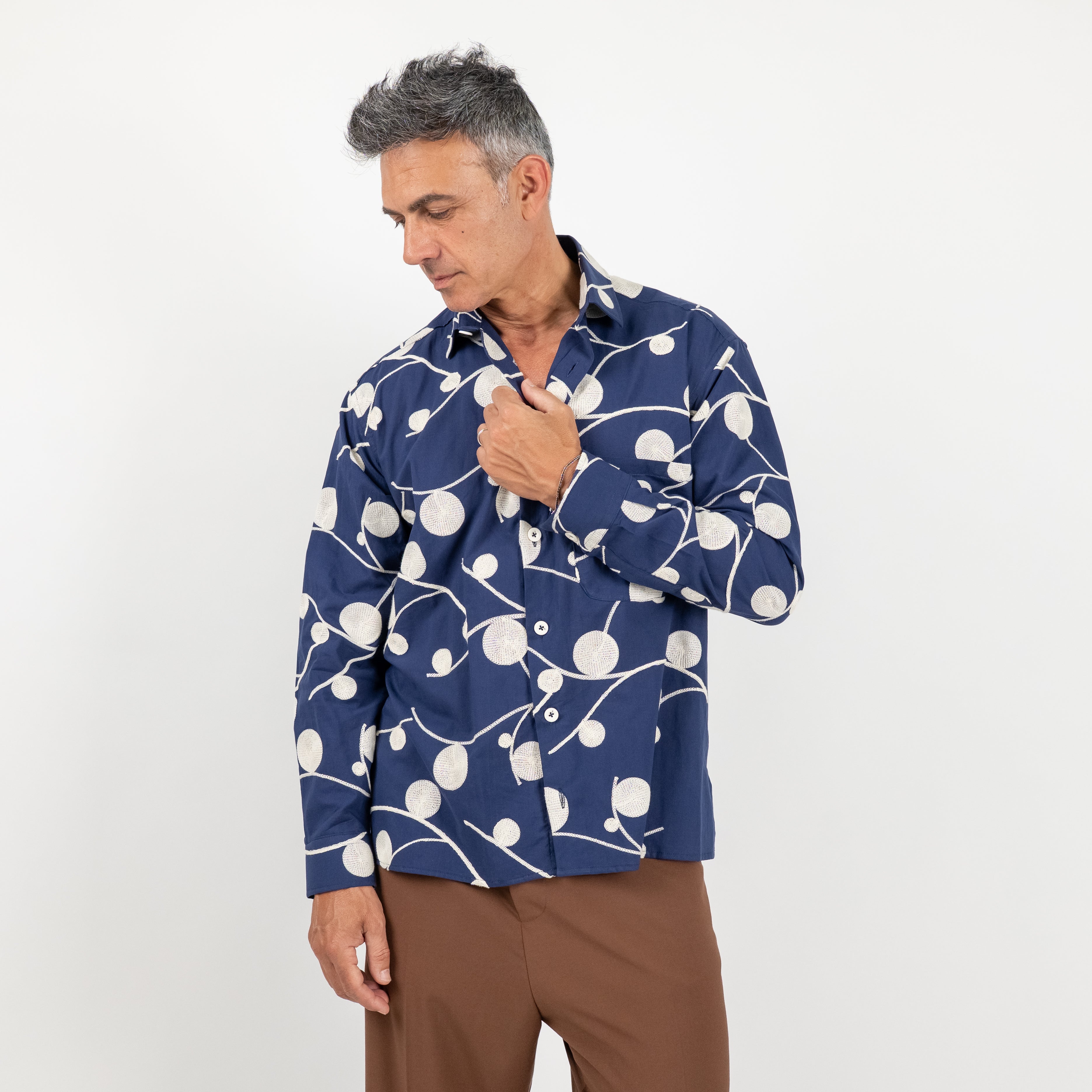 Camisa con bolsillo y bordado en relieve - Azul