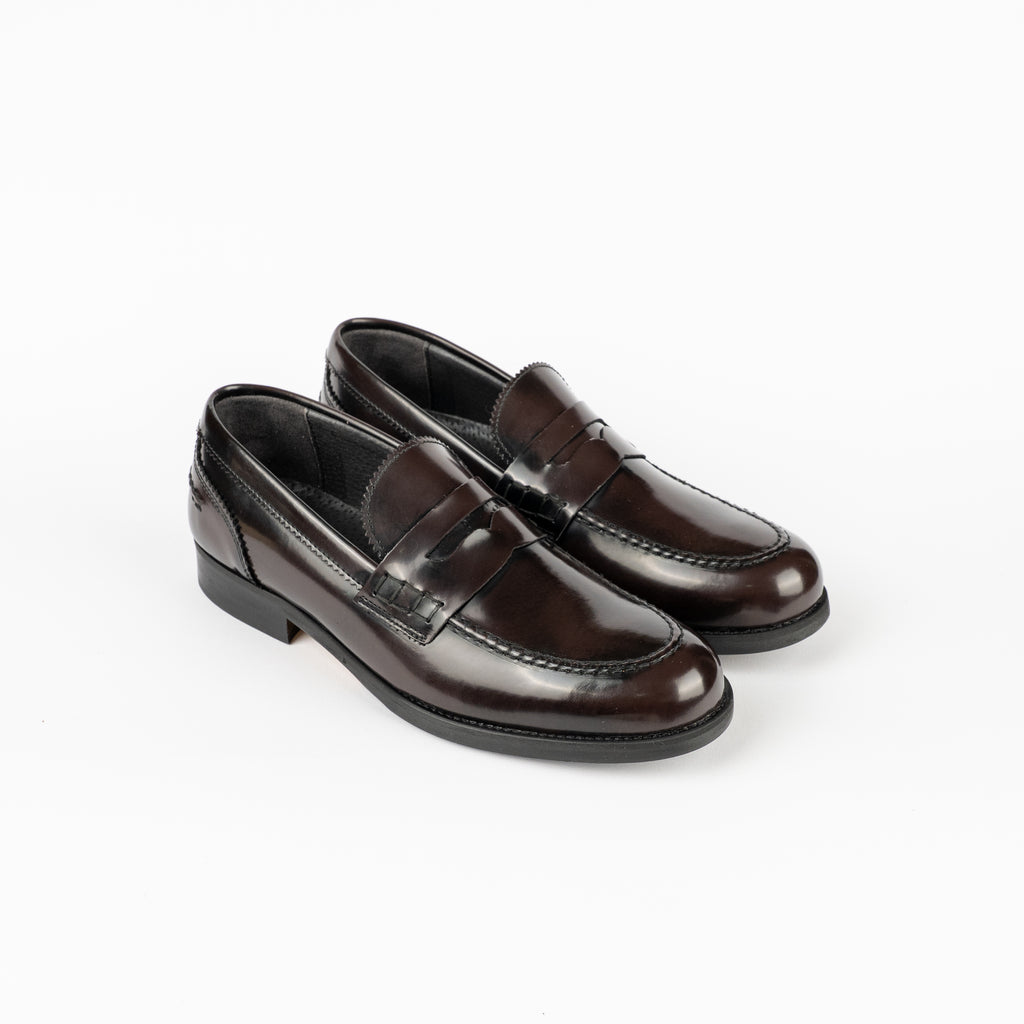 Shiny leather loafer with band and stitching - Dark brown