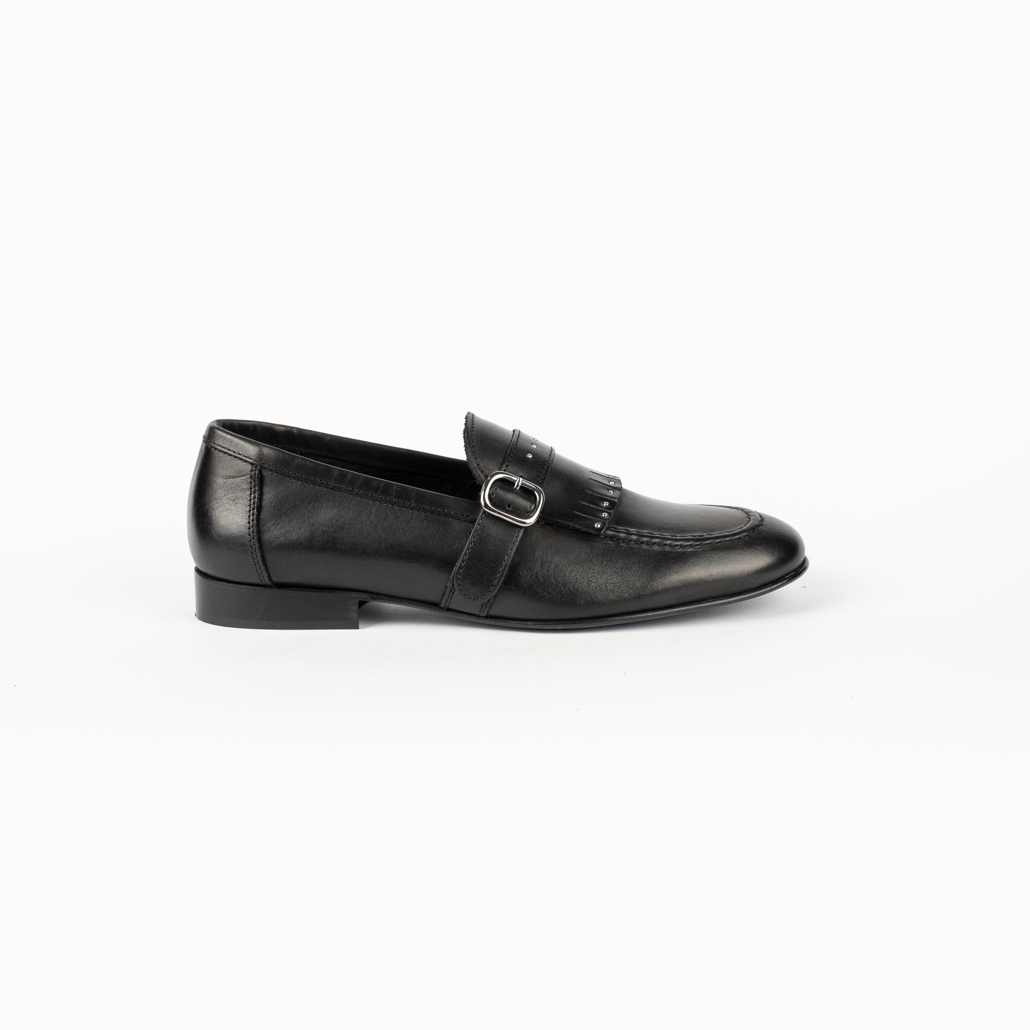 Mocasín con hebilla y flecos tachonados - Negro