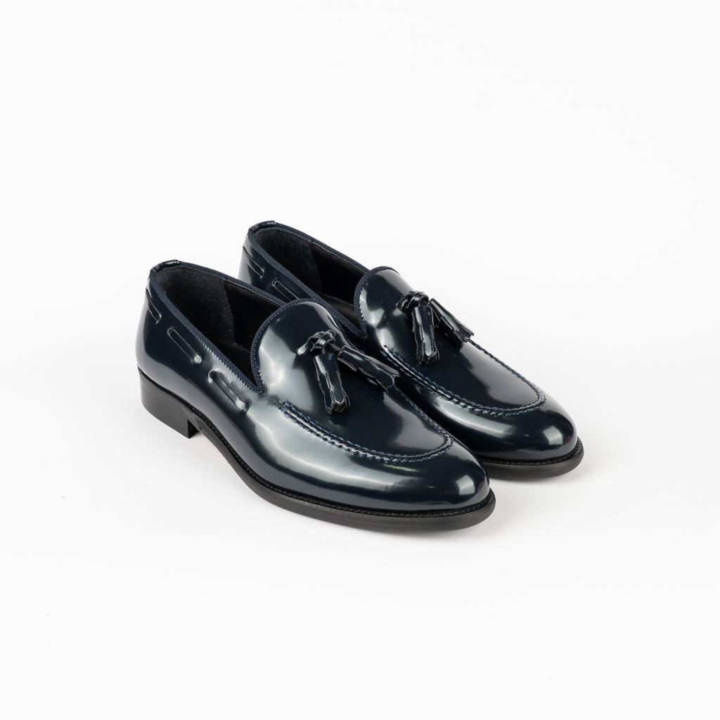 Mocasín de piel brillante con borlas y costuras - Azul