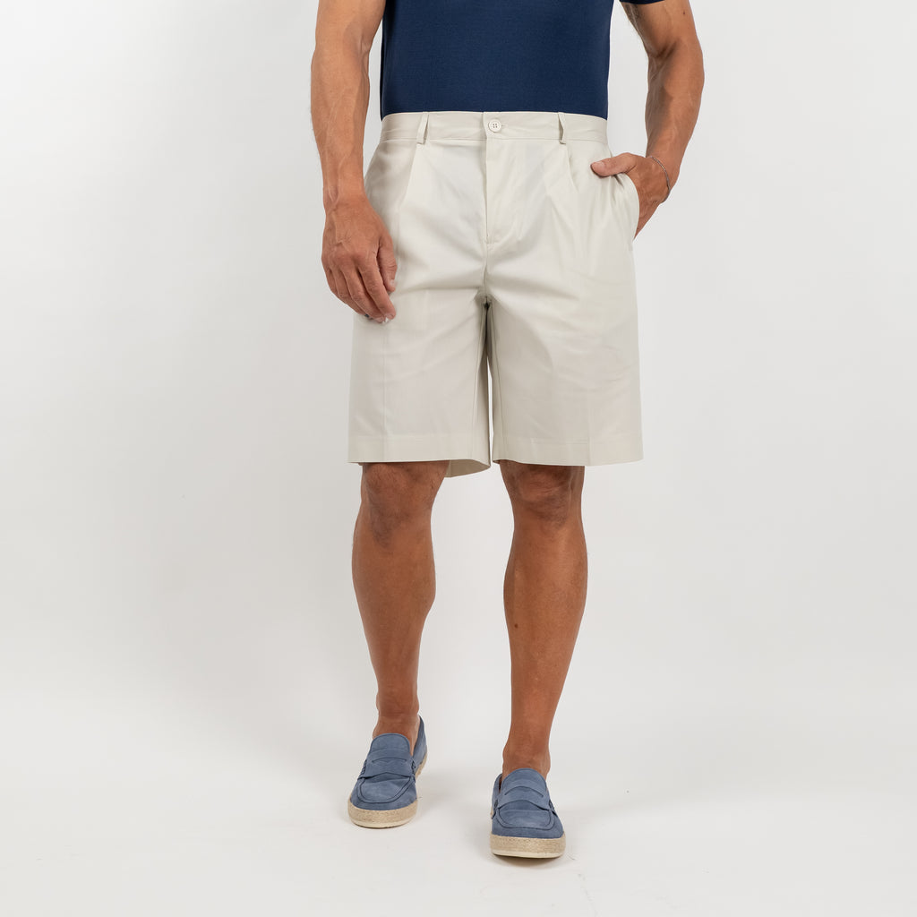 Bermuda shorts with flap pockets on the back - Ivory 