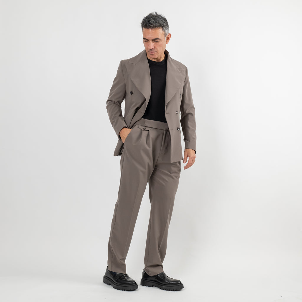 Abito doppiopetto con rever largo - Fango