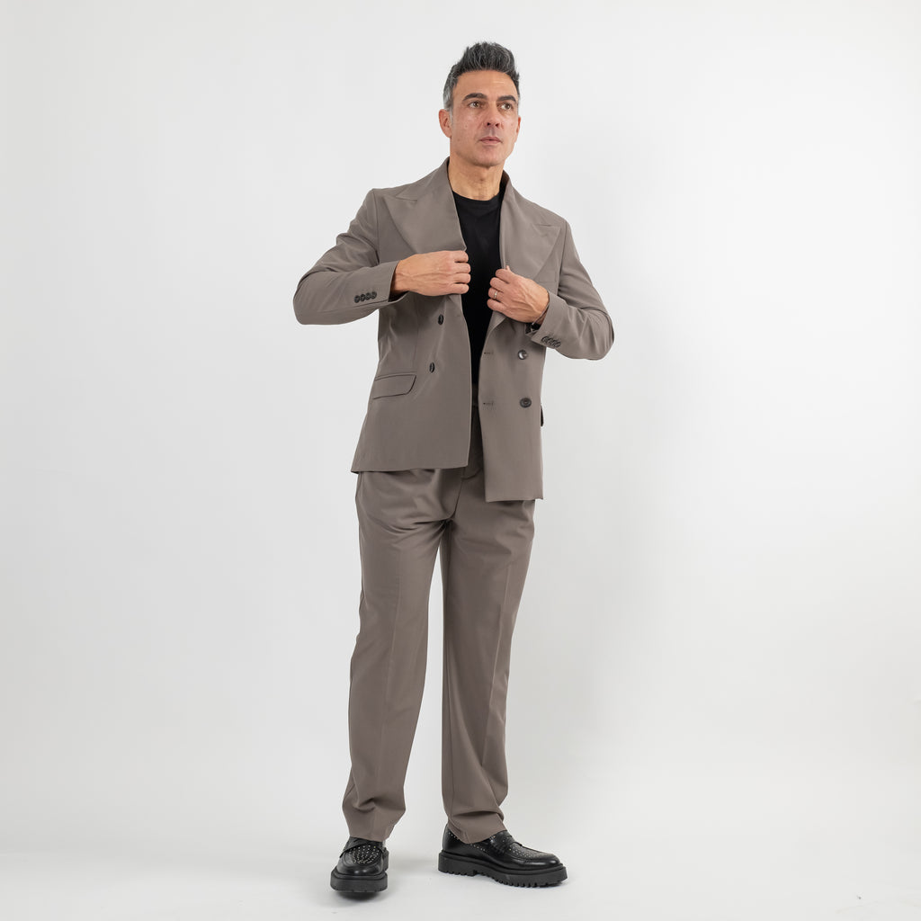 Abito doppiopetto con rever largo - Fango