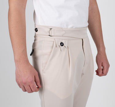 Pantalone con bottone e fibbia laterale - Sabbia