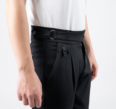 Pantalone con bottone e fibbia laterale - Nero