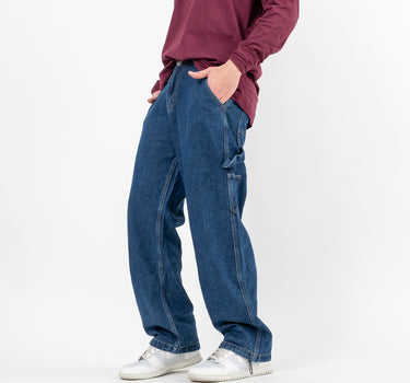 Jeans con resorte ajustable en la parte inferior.