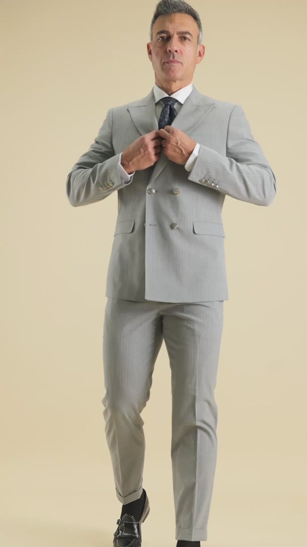 Abito gessato con bottoni argento - Grigio