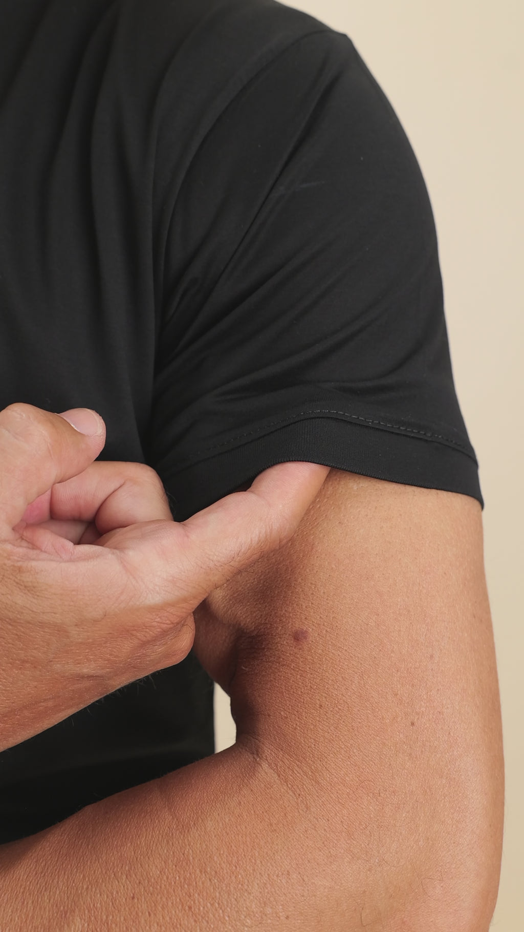T-shirt in Filo di Scozia 2.0 con bordi a costina - Nero