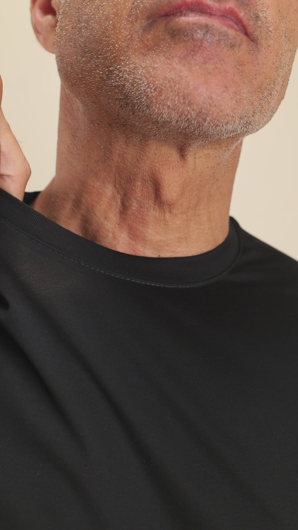 T-shirt in Filo di Scozia 2.0 con bordi a costina - Nero